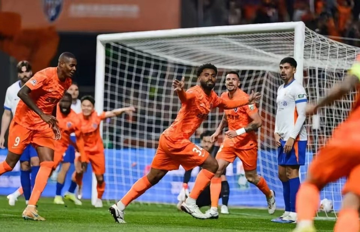 山东泰山客场惨败云南玉昆 战术失误与心理崩溃