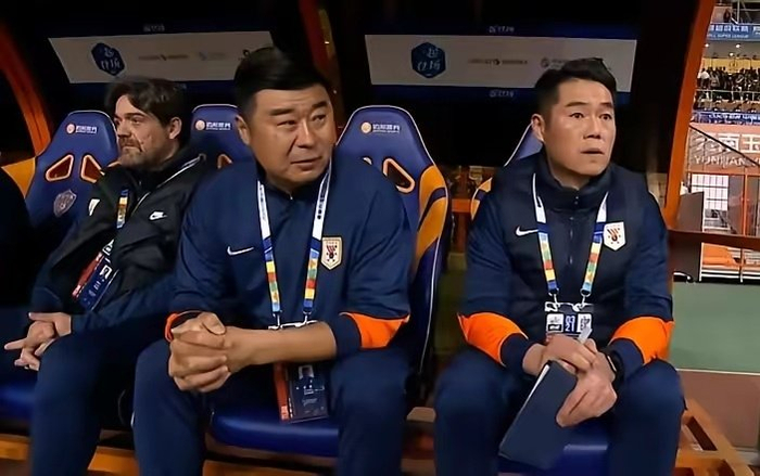 山东泰山客场惨败云南玉昆 战术失误与心理崩溃