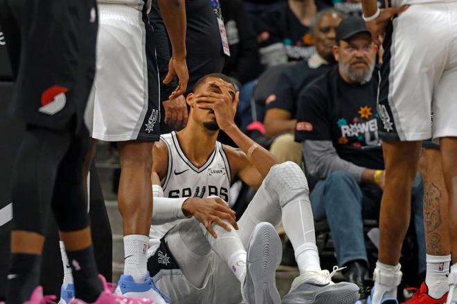 开拓者末节14分大逆转送马刺首败 文班伤退暂缺