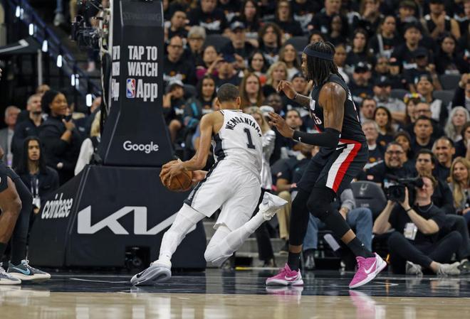 开拓者末节14分大逆转送马刺首败 文班伤退暂缺