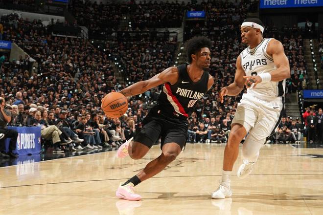 开拓者末节14分大逆转送马刺首败 文班伤退暂缺