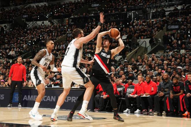 开拓者末节14分大逆转送马刺首败 文班伤退暂缺