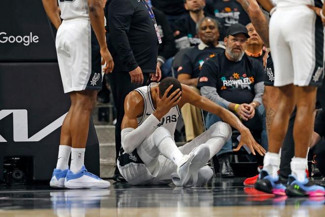 开拓者末节14分大逆转送马刺首败 文班伤退暂缺