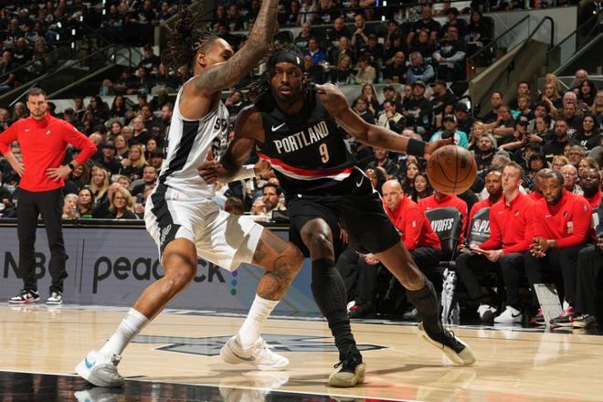 开拓者末节14分大逆转送马刺首败 文班伤退暂缺